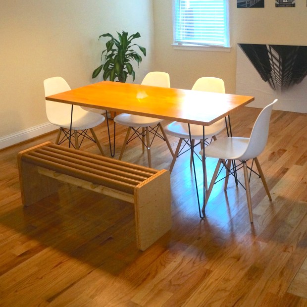 Banc construit avec des rouleaux en carton project image